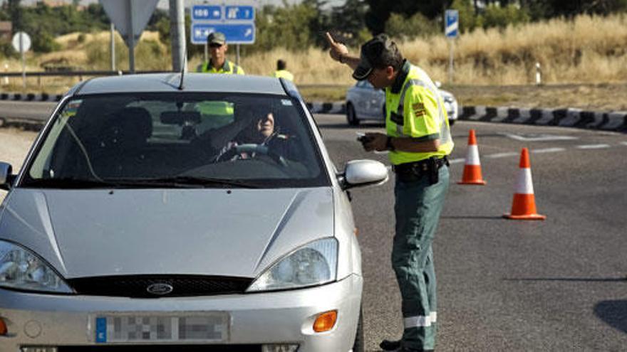 Un guardia civil, en un control de tráfico