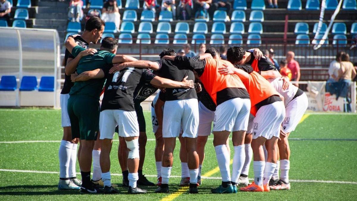 Los jugadores del Badajoz hacen piña antes del inicio del partido de ida en Jaraíz.