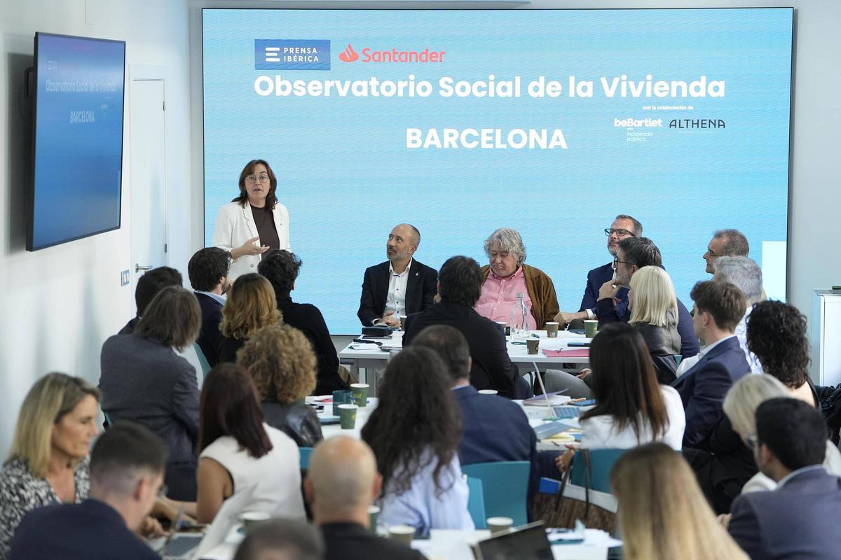 La consellera de Territori, Sílvia Paneque, se dirige a los participantes en el encuentro del Observatorio Social de la Vivienda de El Periódico-Banco Santander, este viernes en la sede de beBartlet.