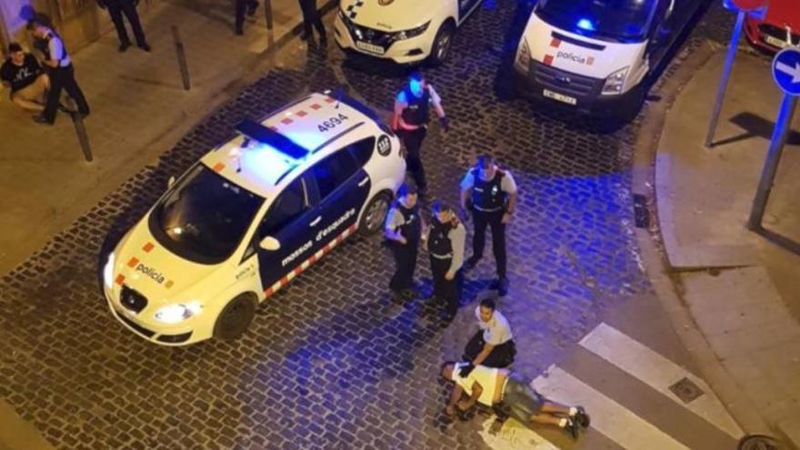 Intenten agredir un agent dels Mossos quan separava dos grups que es barallaven a Figueres
