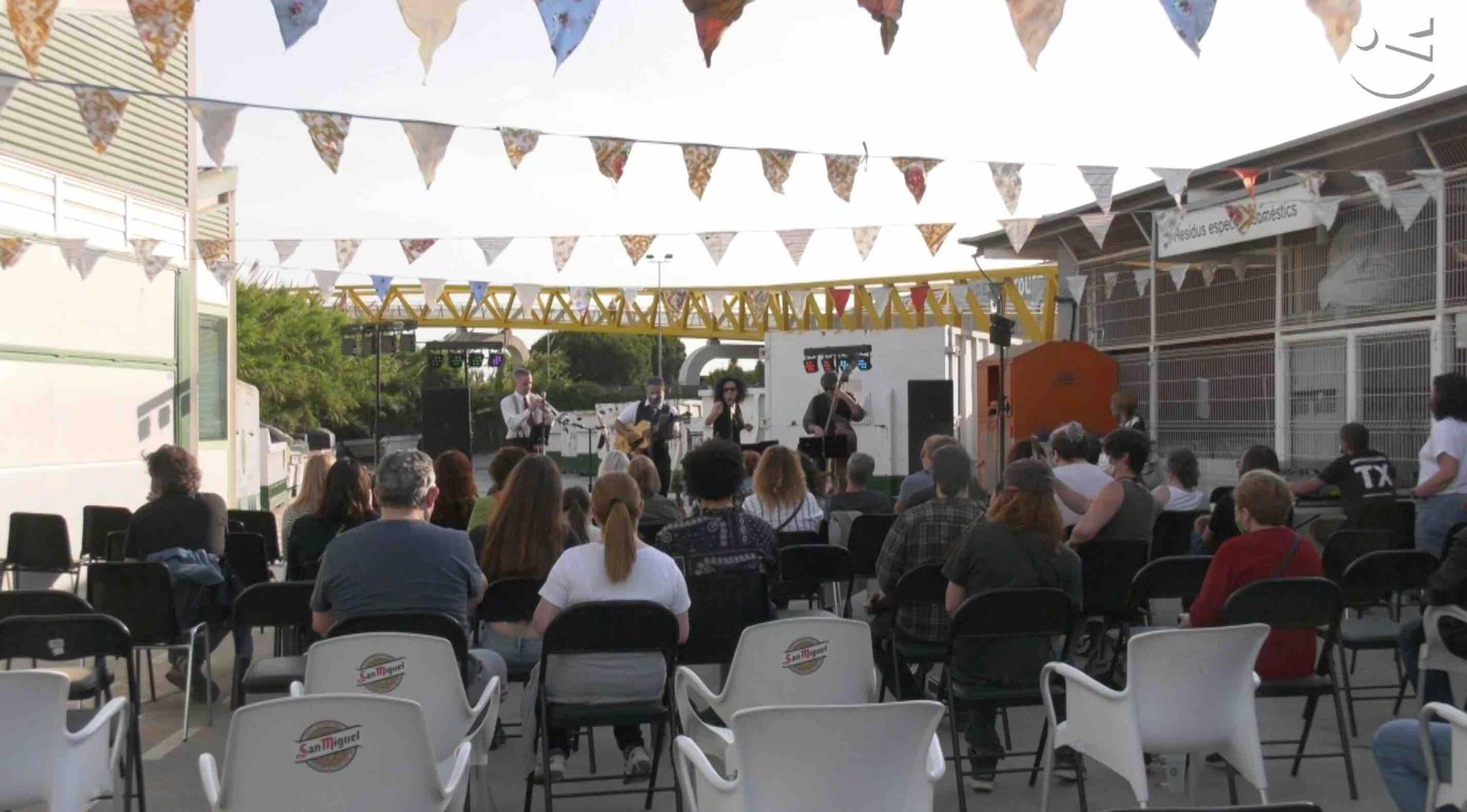 Concierto en un punto de reciclaje de Viladecans en motivo del día del medio ambiente