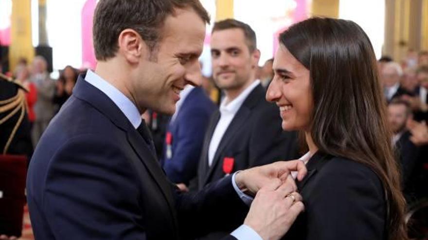 Macron concedeix una medalla a una esportista francesa