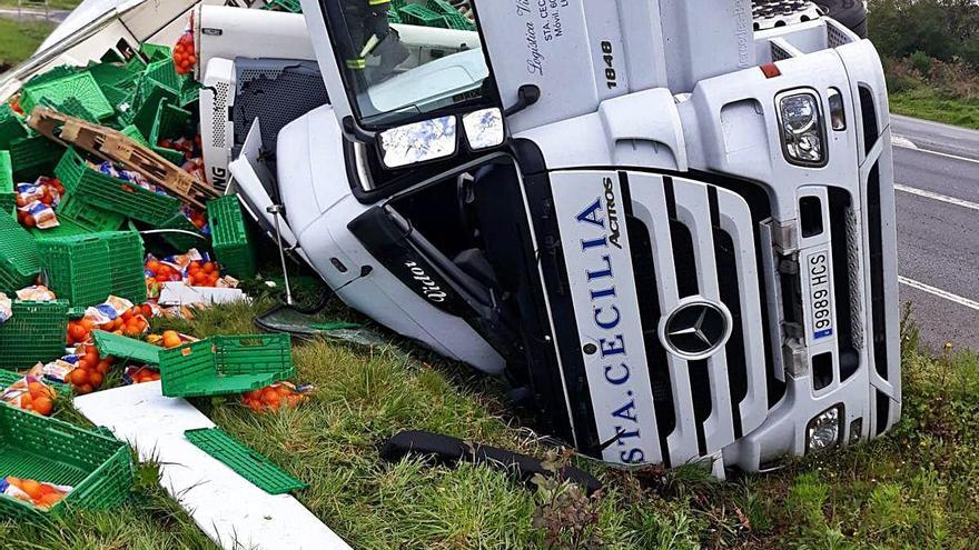 El camión volcó en la Nacional 634 a la altura del cruce de Aserpal.