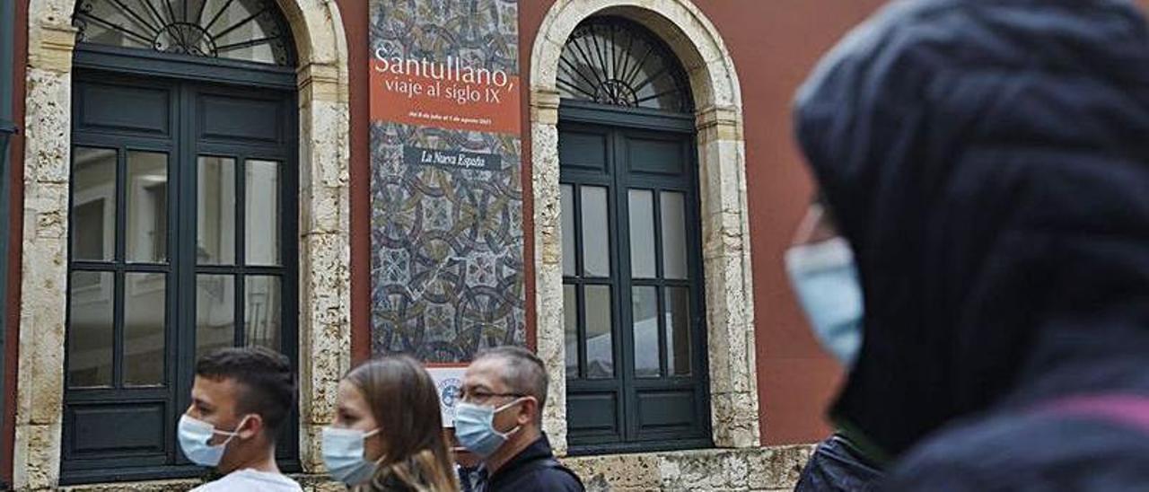 La plaza de Trascorrales con un cartel de la exposición. Luisma Murias