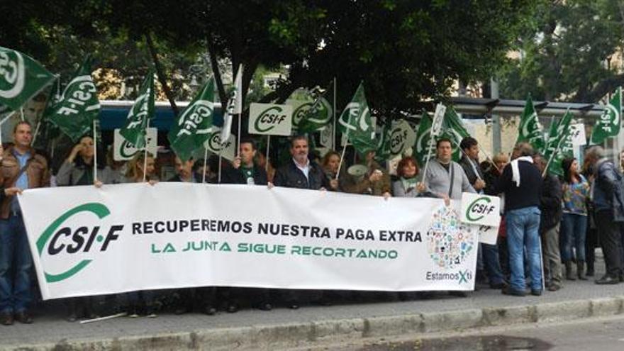 Concentración del CSIF para exigir la devolución de la paga extra suprimida.