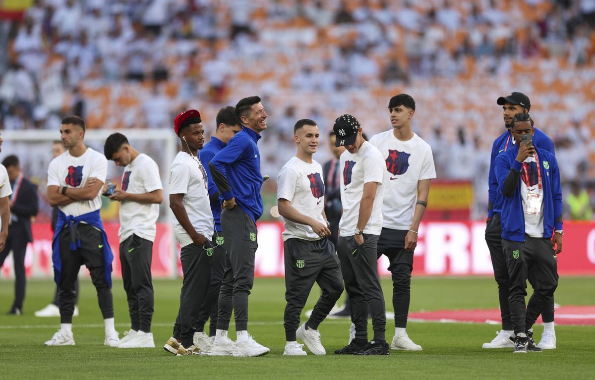 La plantilla blaugrana, paseando por el estadio de La Cartuja antes de la Final de la Copa del Rey