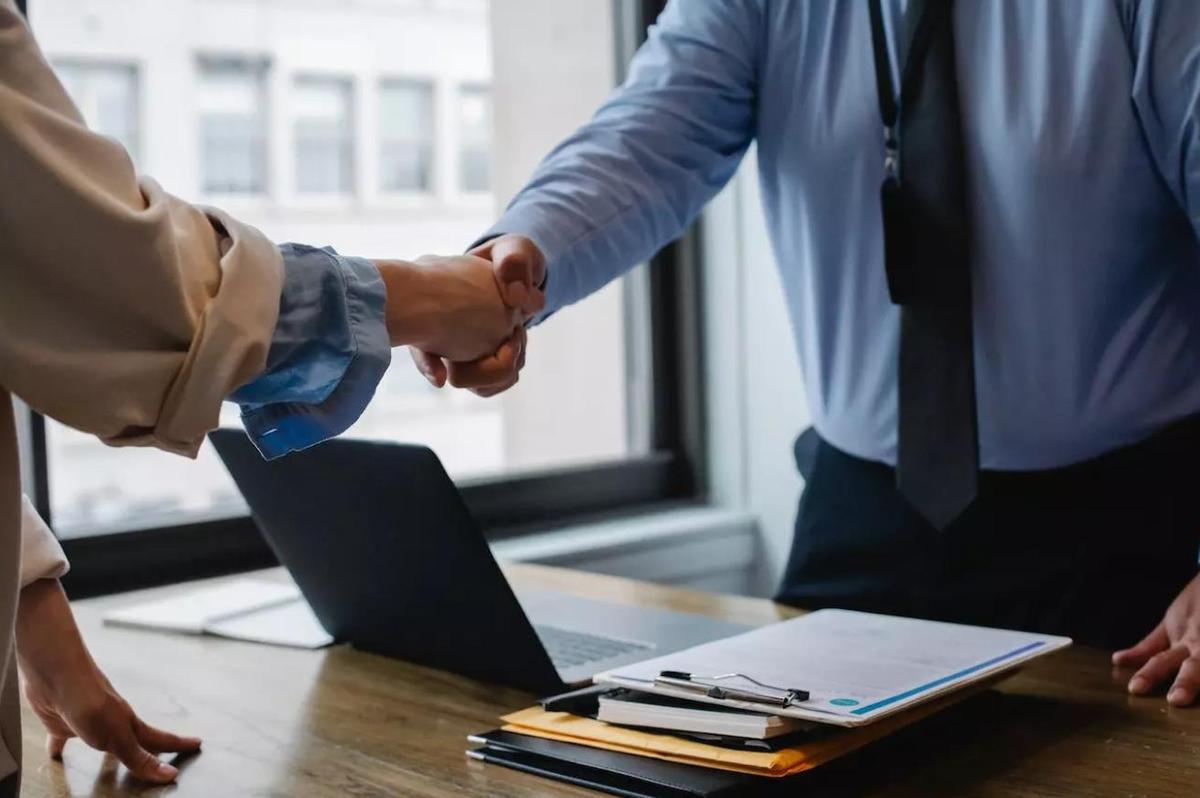 Trabajador firmando su contrato