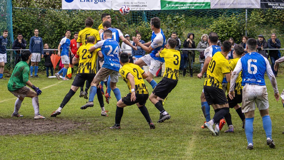 Un momento del partido del Cornellana frente al Manuel Rubio.