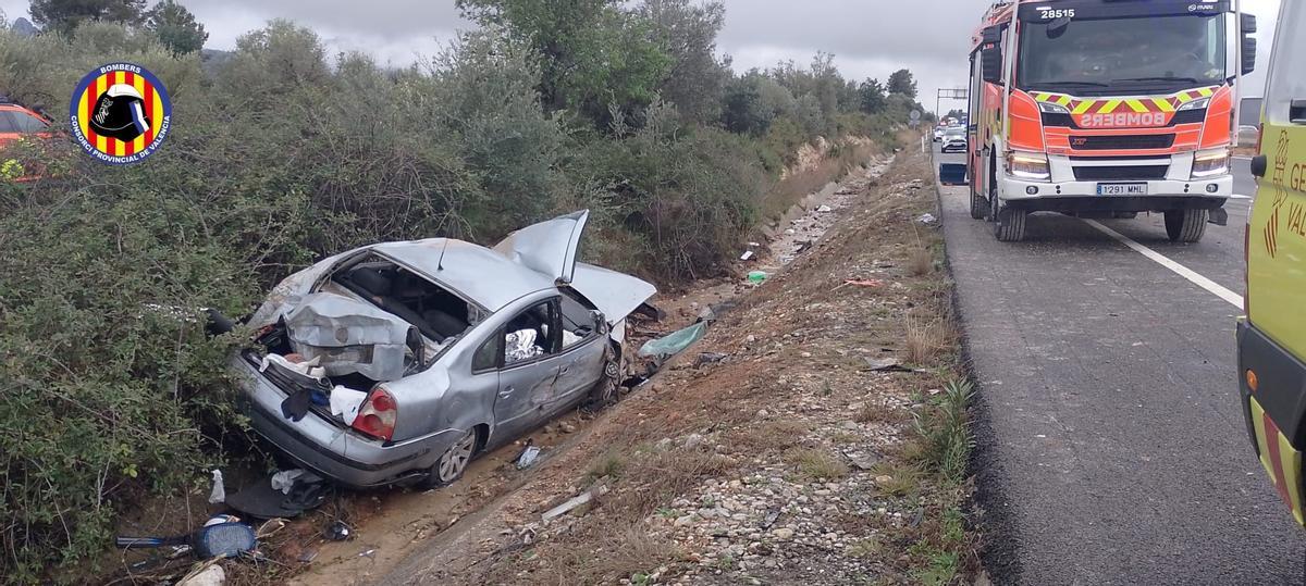 Rescatan a un conductor de su coche tras dar varias vueltas de campana en Vallada