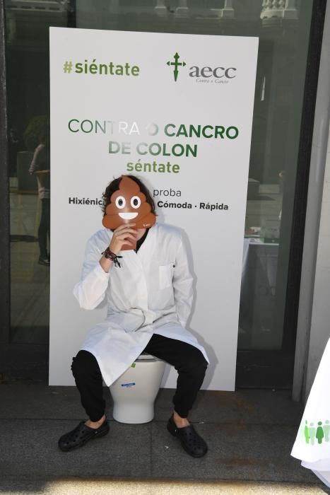 La asosicación contra el cáncer instala una mesa informativa e inodoros en la Plaza de Lugo.