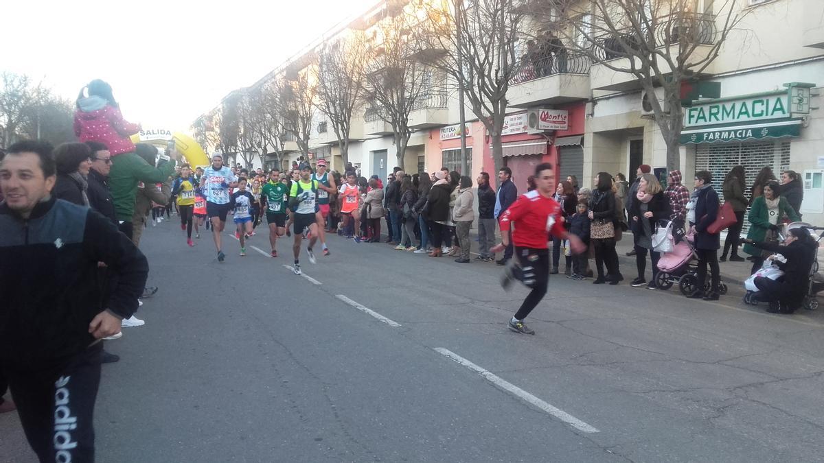 Participantes durante la carrera de una edición anterior, en el inicio de salida en la avenida de Alfonso VII.