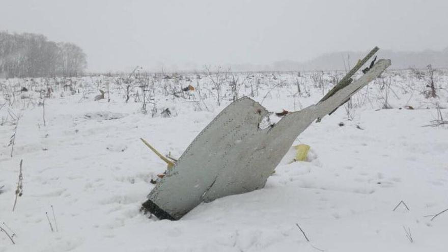Parte del avión que se estrelló en Rusia.