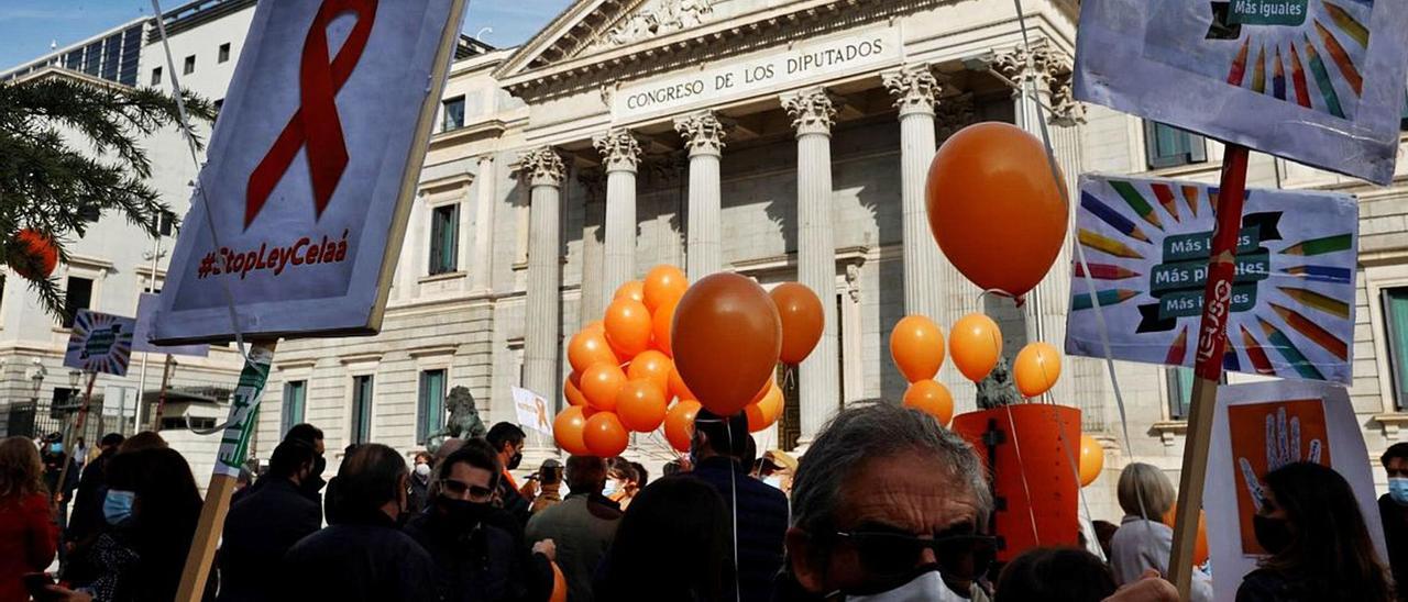 Manifestantes de Más Plurales, la plataforma que aglutina a la red concertada, la semana pasada frente al Congreso de los Diputados.