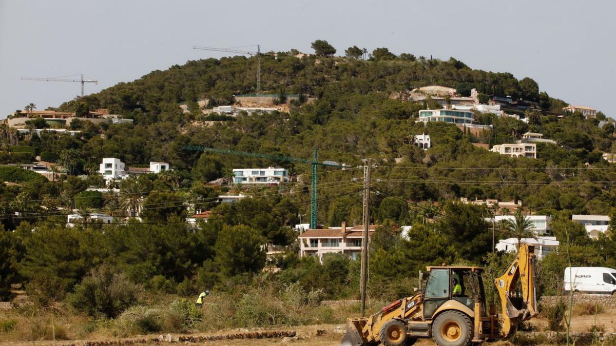 Una máquina excavadora, ayer, en el terreno de Jesús donde se proyecta el hospital. | J. A. RIERA