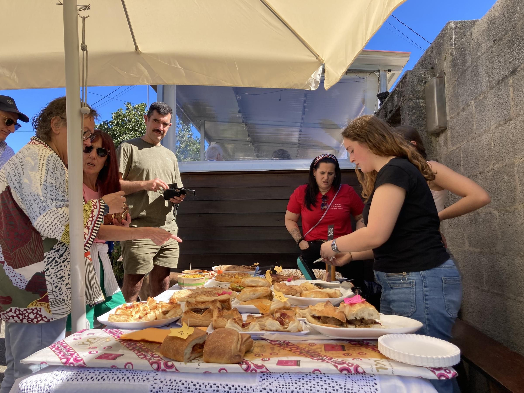 El ambiente "más guapo y asturiano" en la Feria de los Figos de Rozaes: así discurrió la soleada jornada de domingo