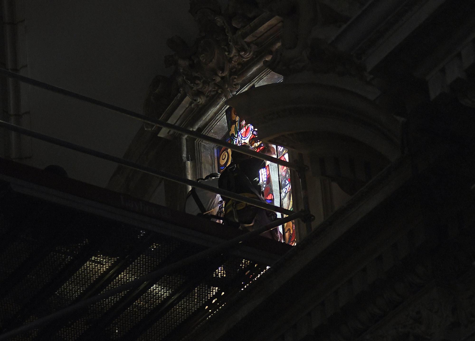 Así han instalado las vidrieras de San Pedro y San Pablo en la Catedral de Murcia