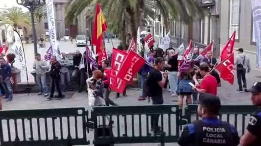 Protestas frente al Ayuntamiento de Las Palmas de Gran Canaria