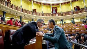 El presidente del Gobierno, Pedro Sánchez, conversa en el hemiciclo, con el portavoz del grupo socialista, Patxi López. 