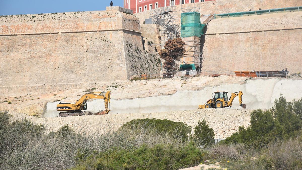 Detalle de las obras, paralizadas, del aparcamiento subterráneo.