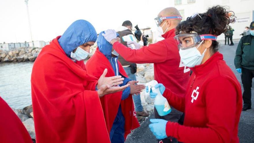 Rescatan a 46 migrantes de dos pateras con dos desaparecidos en la costa de Granada