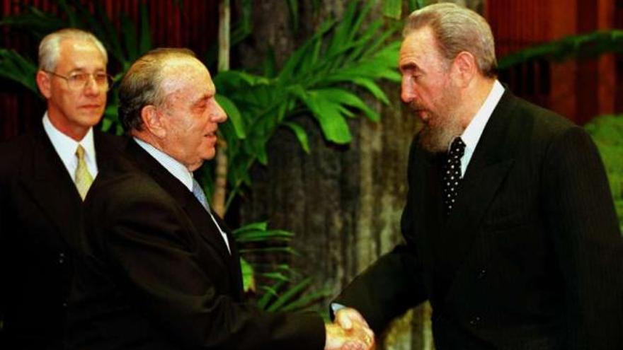 Fraga saluda a Fidel Castro durante el viaje que realizó a Cuba. // Faro