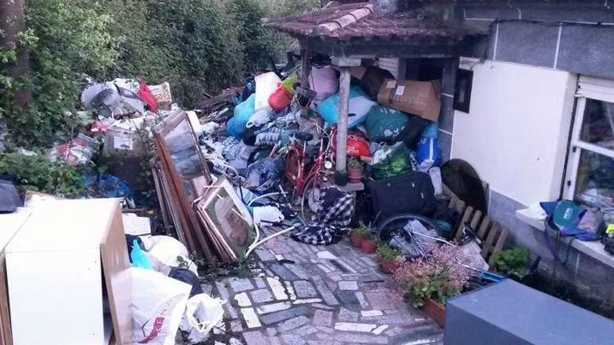 La casa del fallecido y el porche de la casa, repletos de basura.