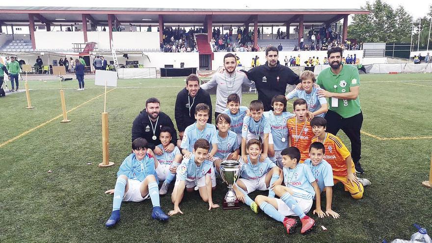 Equipo de alevines con el Trofeo Coelho Verde. // R. C. Celta