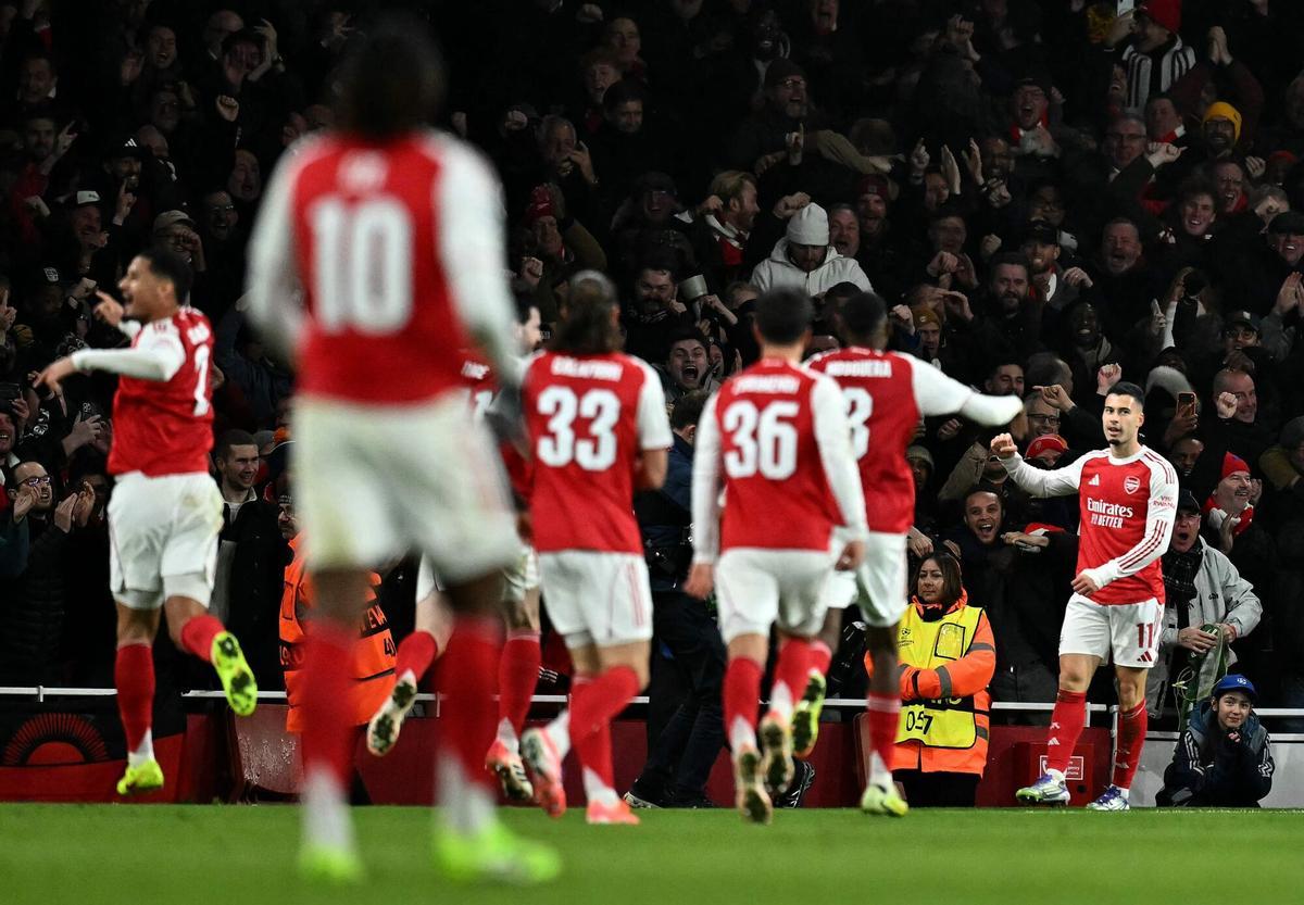 TOPSHOT - Arsenal's Brazilian midfielder #11 Gabriel Martinelli (R) celebrates scoring his team's third goal during the UEFA Champions League league phase football match between Arsenal and Bayern Munich at the Emirates Stadium in north London on November 26, 2025. (Photo by Ben STANSALL / AFP)