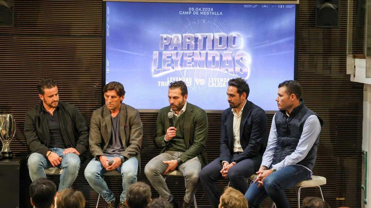 Algunas de las Leyenda del Valencia del Triplete durante el acto de presentación en el Palco VIP de Mestalla