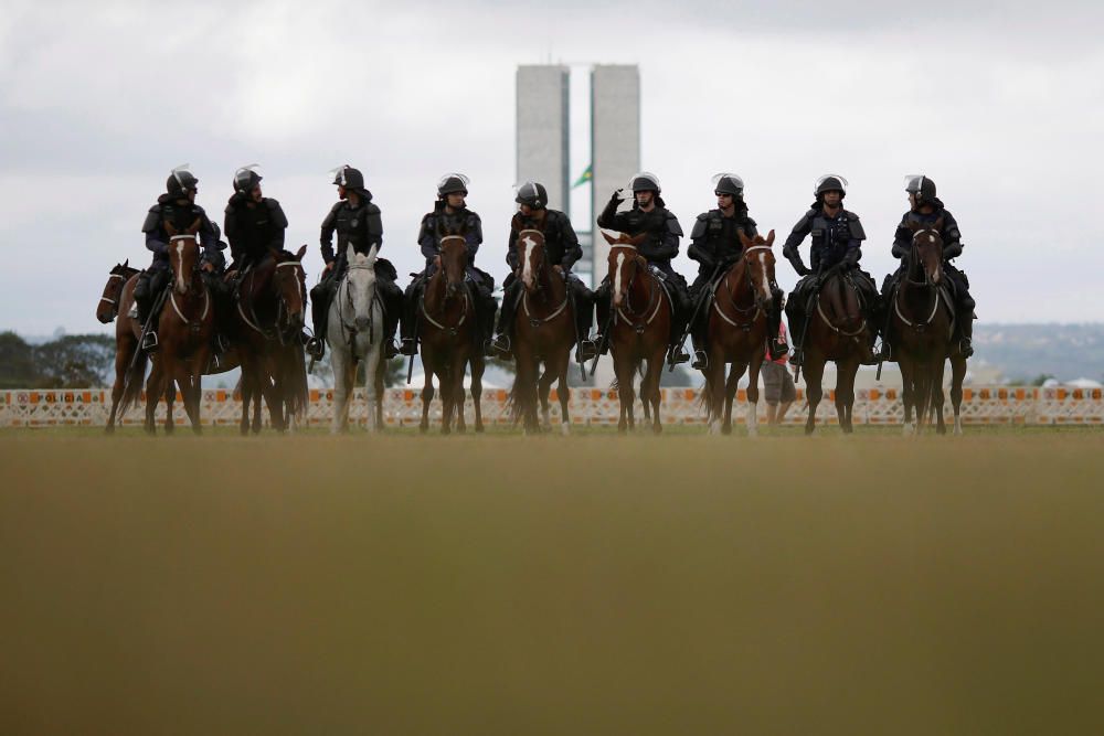 Policías antidisturbios frente al Congreso Nacional en una protesta contra el presidente Temer.