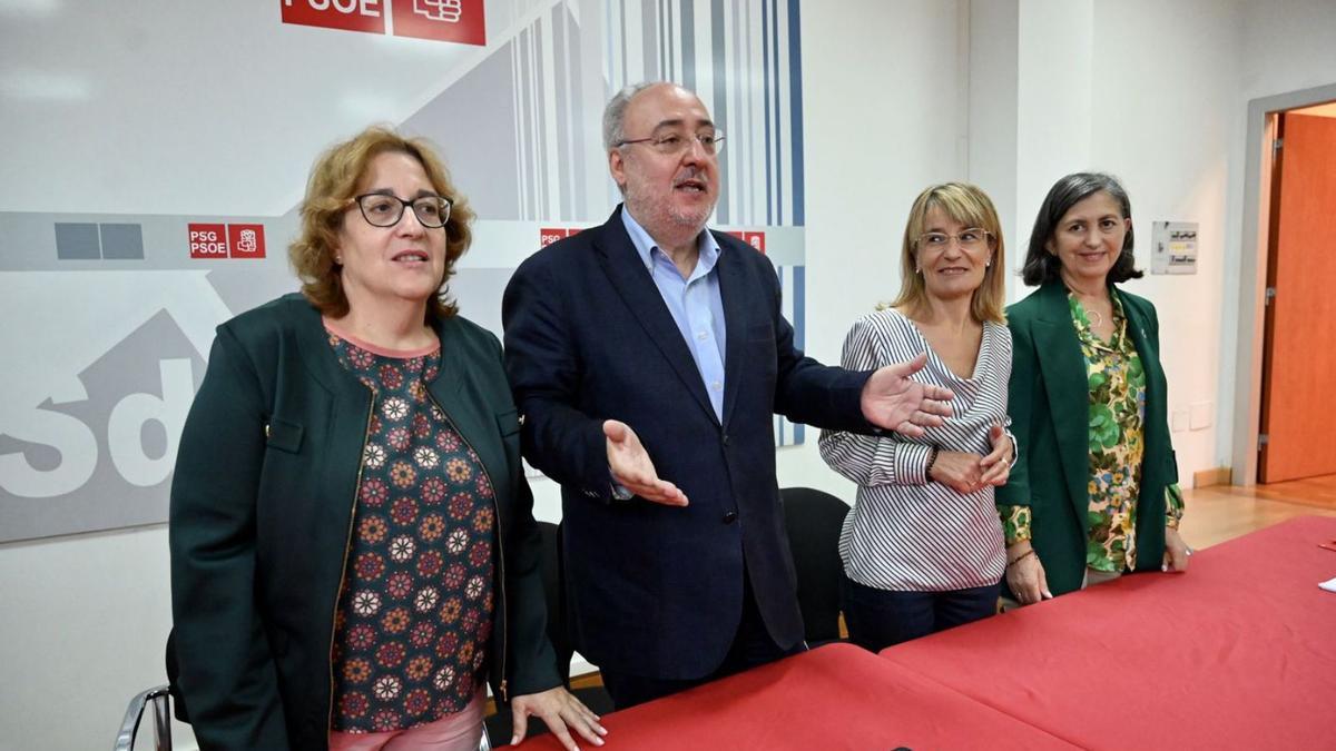 Olga Alonso, Guillermo Meijón, Ángeles Marra y Marica Adrio exponen los presupuestos. |   // RAFA VÁZQUEZ