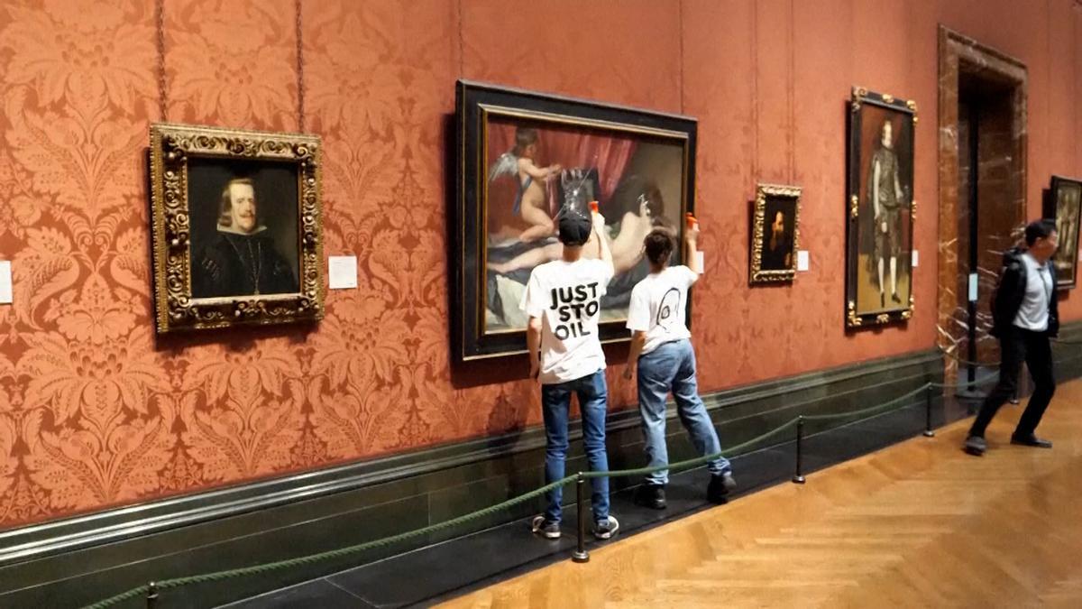 Dos activistas atacan a martillazos la 'Venus del Espejo' de Velázquez