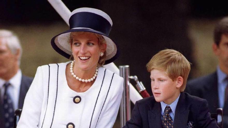 Diana de Gales, con su hijo menor, Enrique.