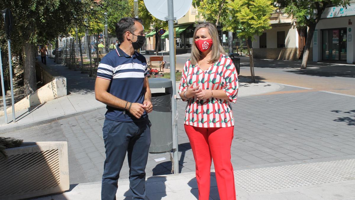 José Andrés García y María Jesús Serrano, en la calle Salvador Muñoz de Baena.