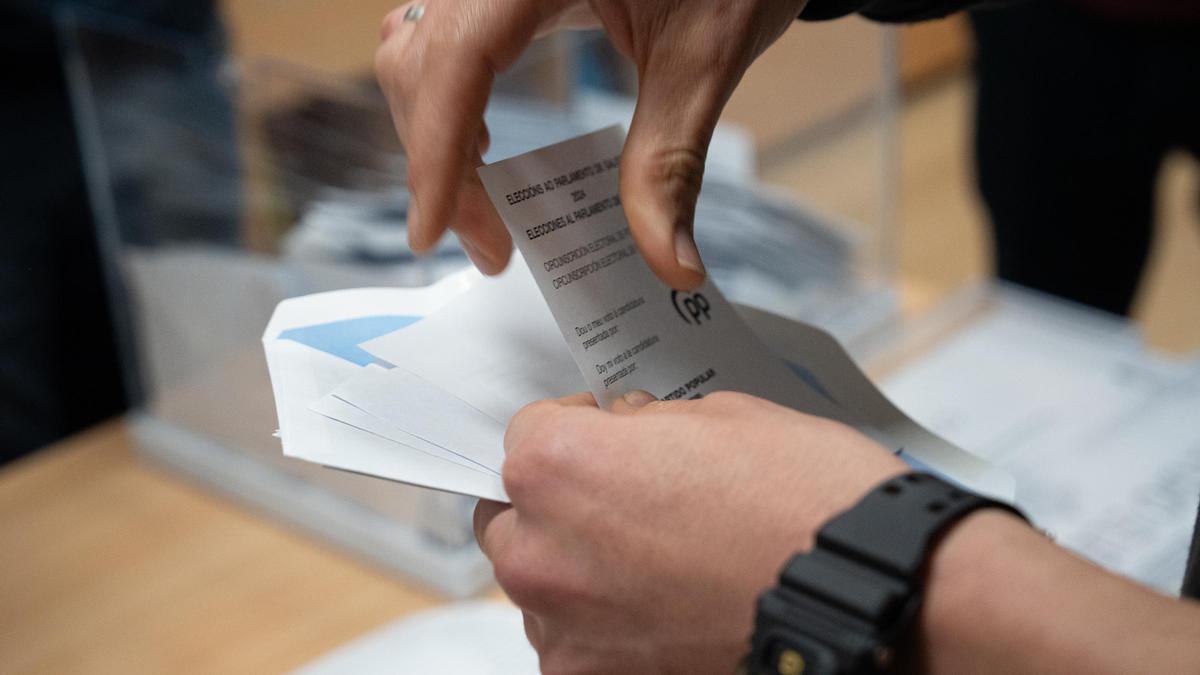 Un votante ejerce su derecho, durante la jornada electoral en Galicia.