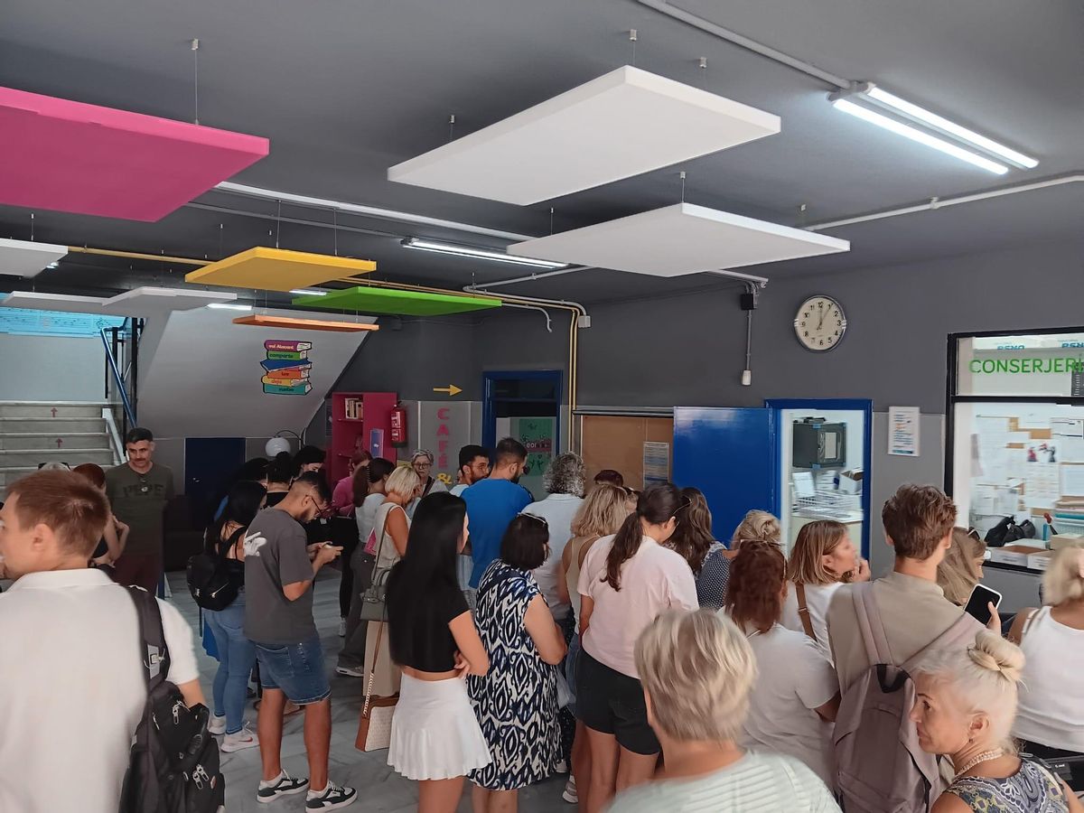 Colas en la escuela de idiomas de Alicante hoy para apuntarse a las clases que quedan libres