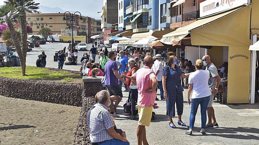 Decenas de personas esperan por mesa en los restaurantes.