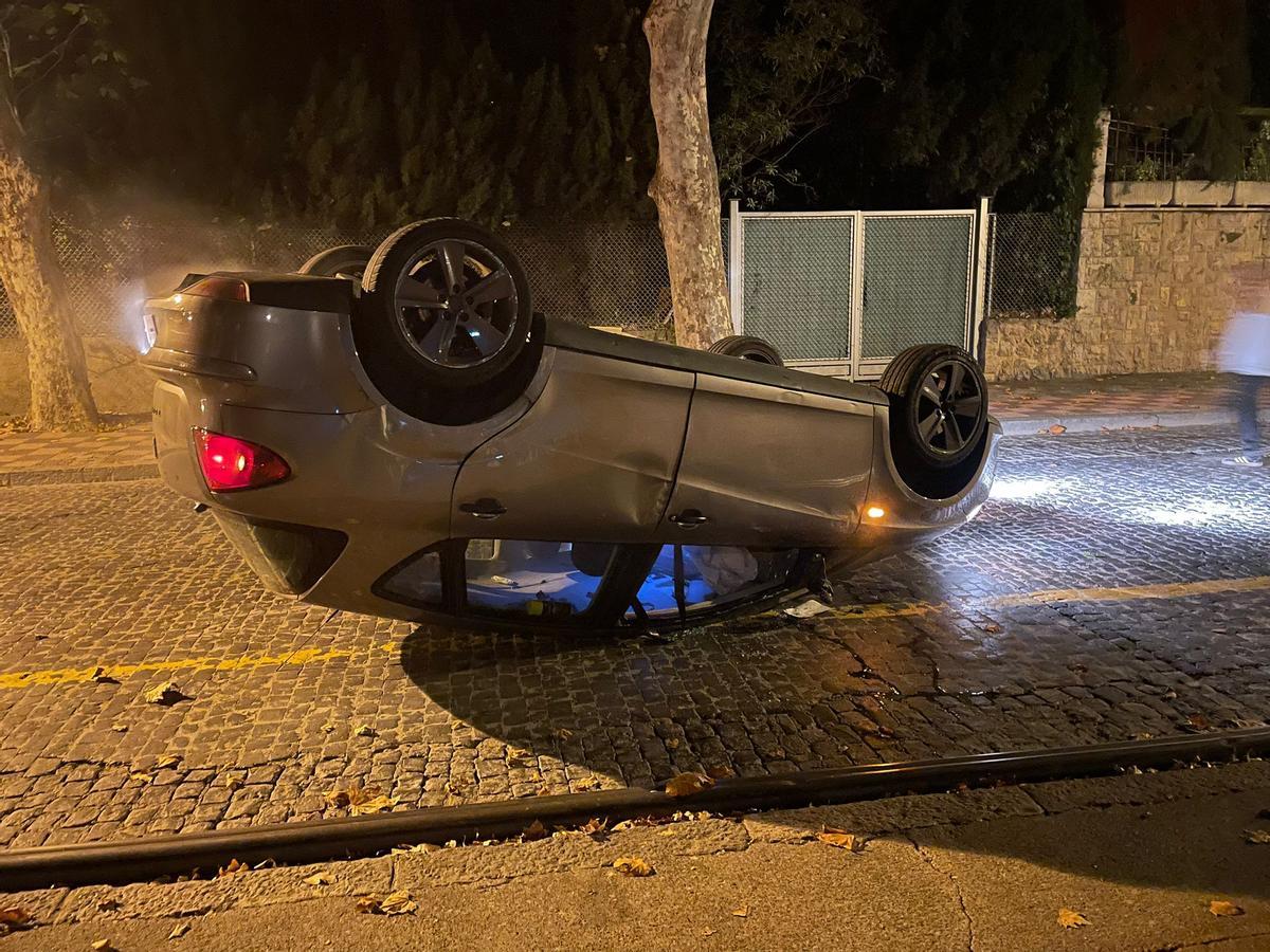 El vehicle sinistrat bolcat al mig de la calçada