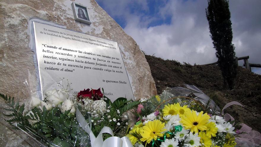 Placa de homenaje en el lugar del crimen.