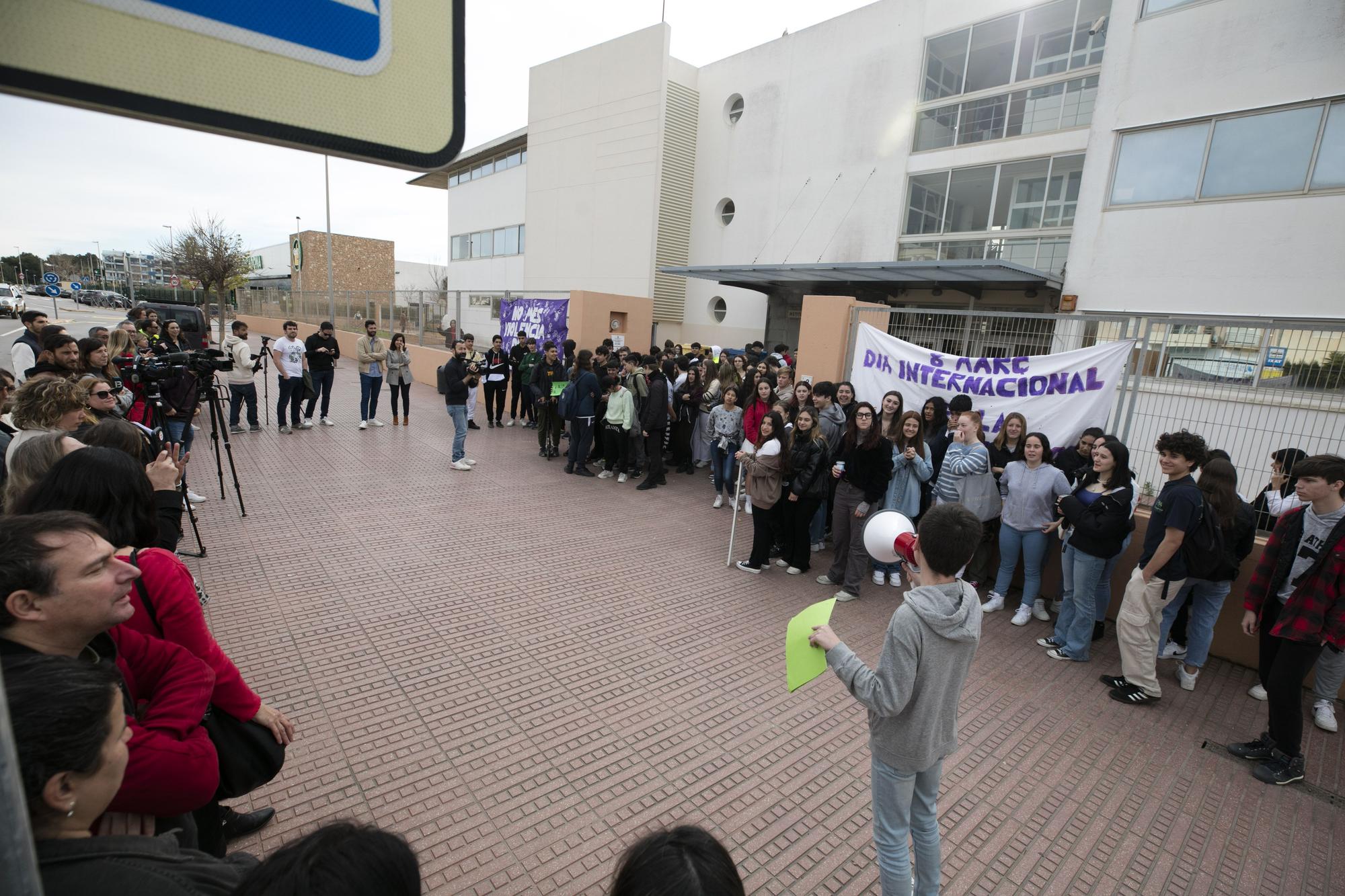 Alumnos y familias del instituto Xarc de Ibiza claman contra Educación por el mal estado del centro