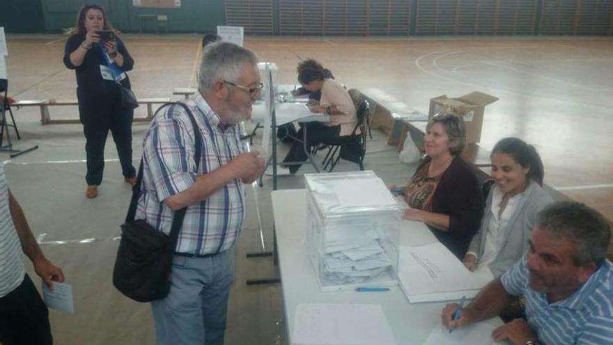 El alcalde, Xosé Manuel Pazos, deposita su voto en urna en Rodeira, el 25 de octubre. // G.Núñez