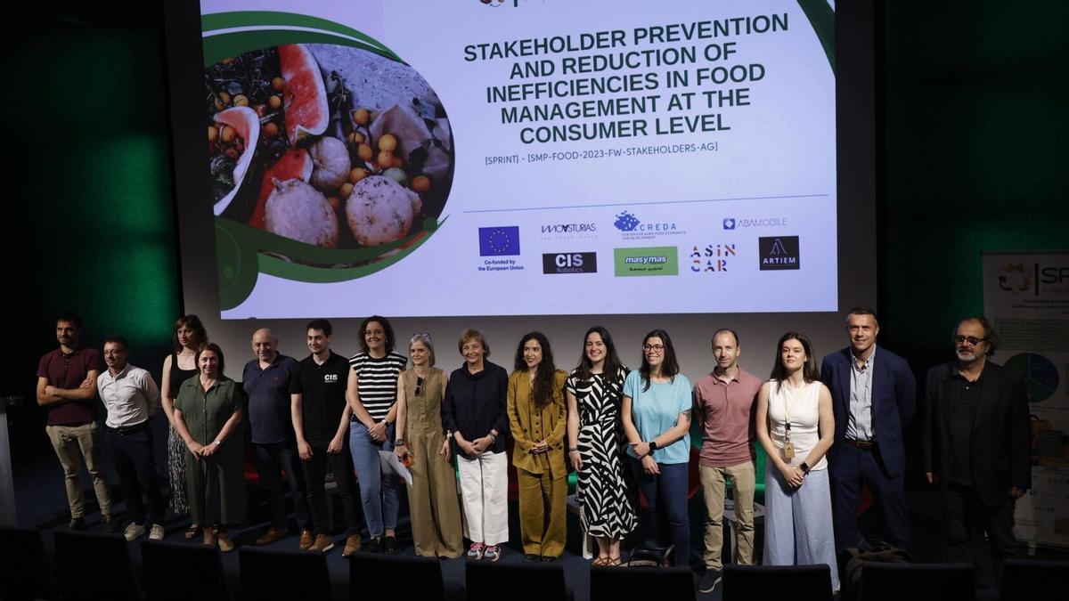 De izquierda a derecha, Christian Robledo, de CIS Robotics; Mario Pidal, responsable de calidad de la Rula de Avilés; Romina Fernández y Sonia Rodríguez, de masymas; Juan Ángel Martín, de Comerso; Miguel Santamaría y Arancha López, de CIS Robotics; Beatriz García, de Innovasturias; Mariví Monteserín, alcaldesa de Avilés; Helena de Miguel, subdirectora general de Calidad y Sostenibilidad Alimentaria del Ministerio de Agricultura y Pesca; Inés Vázquez, de Asincar; Nerea Sánchez y Luis Nicieza, de Abamobile; Icia Fernández y Luis Tuya, de Artiem; y Chema Gil, de CREDA.