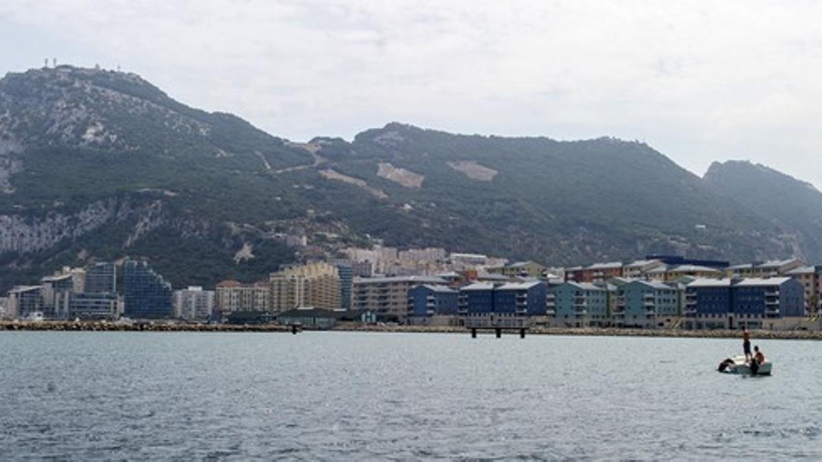 El peñón de Gibraltar al fondo desde la Bahía de Algeciras.
