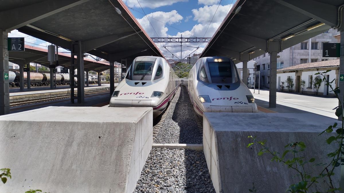 Trenes en la estación de Ourense.