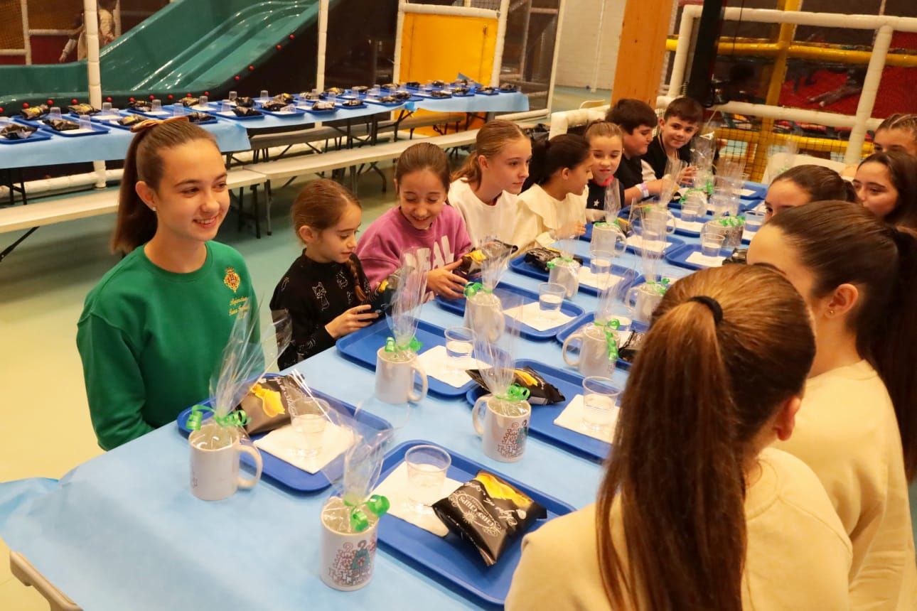 Tradicional merienda de la reina infantil de la Magdalena con su corte