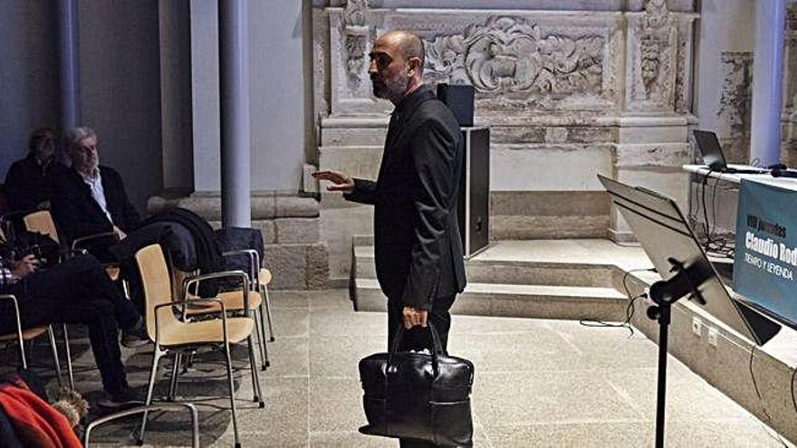 Tirso Priscilo Vallecillos, durante la &quot;performance&quot; realizada en el salón de actos de la Biblioteca Pública del Estado, colofón de las jornadas.