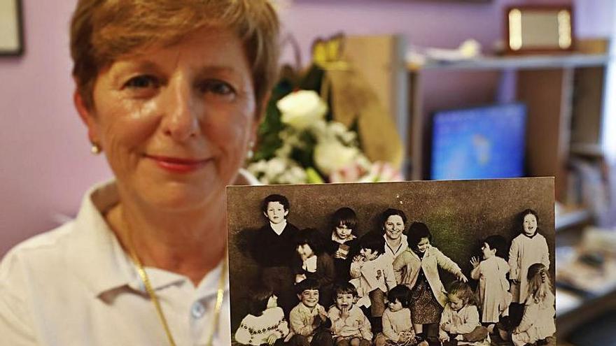 Berta Avello muestra una fotografía de los primeros alumnos que tuvo en su escuela infantil, en el año 1979. | Luisma Murias