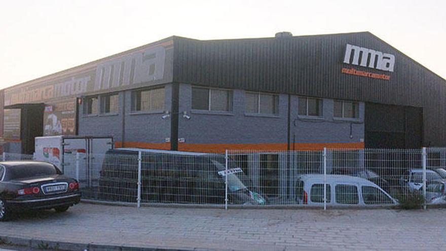 Vista de la fachada del taller de mecánica general de MMA, situado en el Camino Viejo de Elche (Alicante)