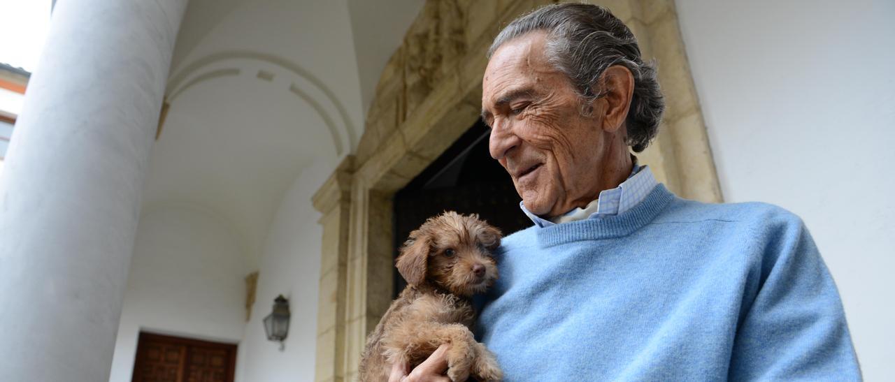 Antonio Gala con su perrito, en una imagen de 2018.