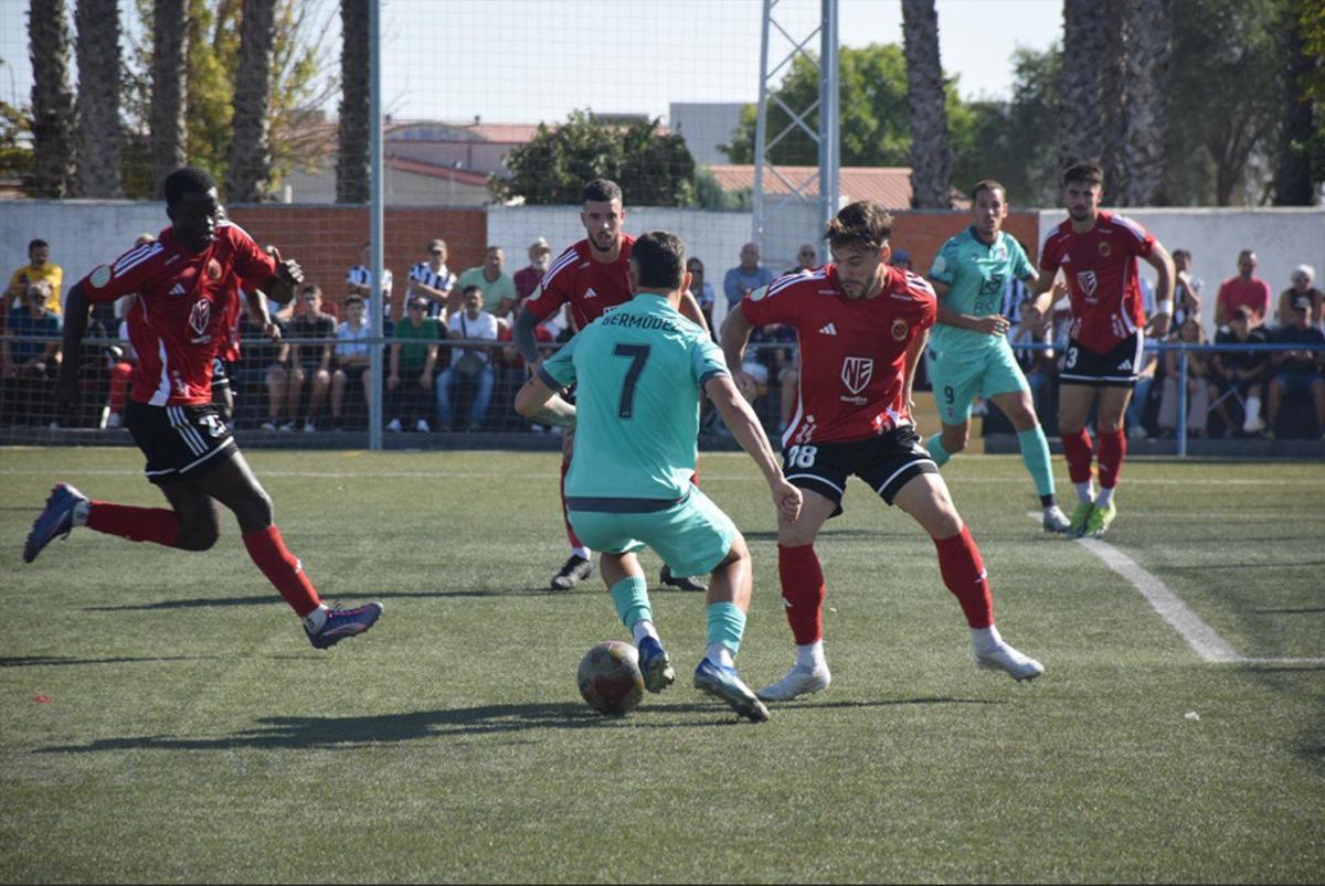 Bermúdez encara a varios contrarios en el partido de ida.